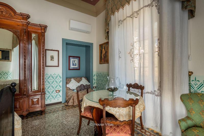 Alexander Art Nouveau Suites - Oda