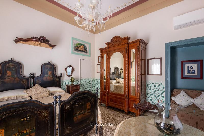 Alexander Art Nouveau Suites - Oda