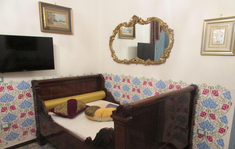 Alexander Art Nouveau Suites - Oda