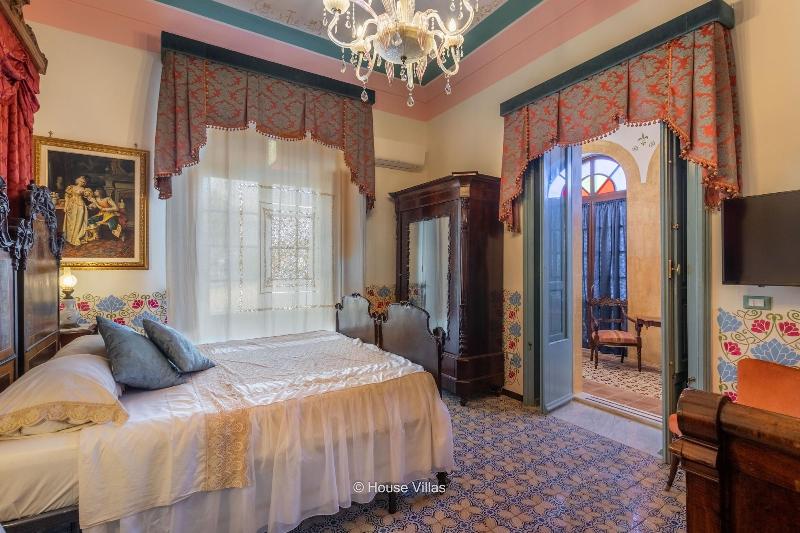 Alexander Art Nouveau Suites - Oda