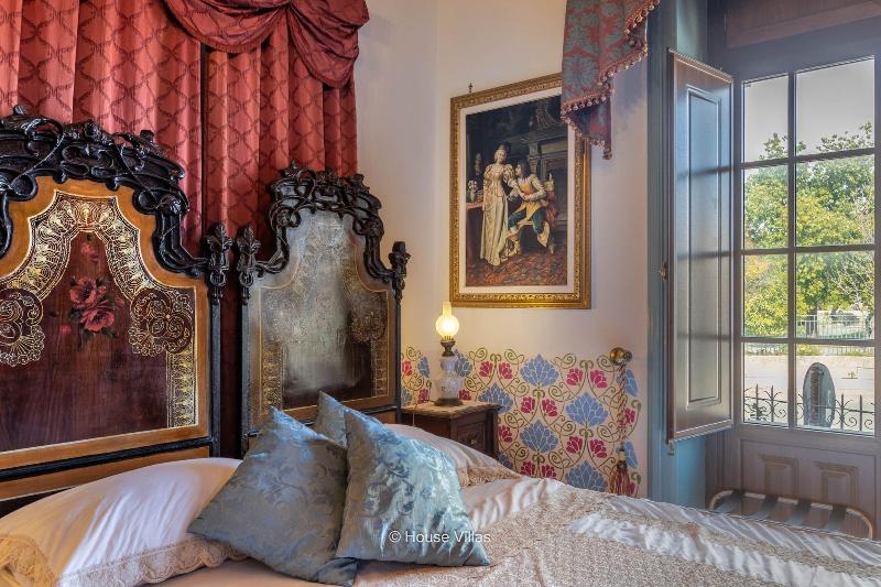 Alexander Art Nouveau Suites - Oda