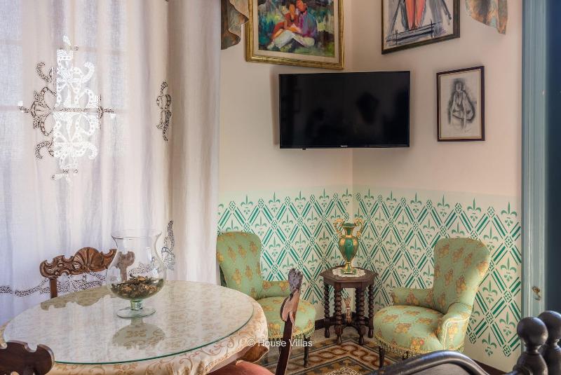 Alexander Art Nouveau Suites - Oda