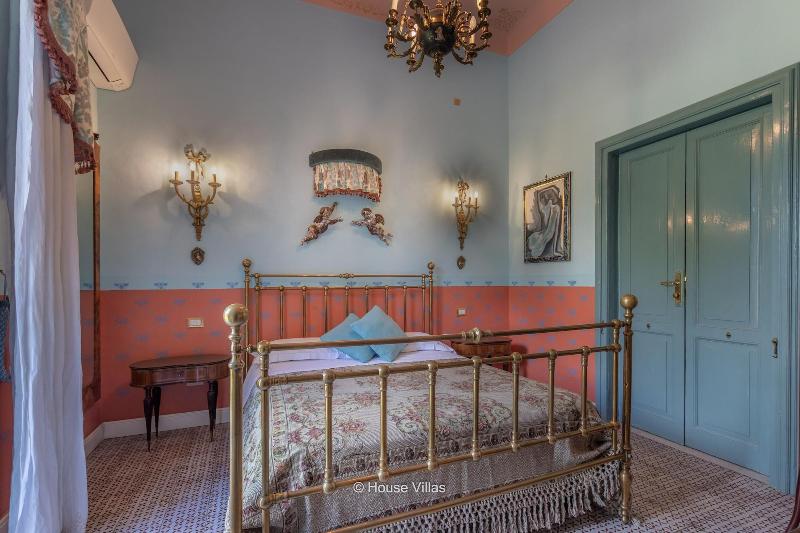 Alexander Art Nouveau Suites - Oda