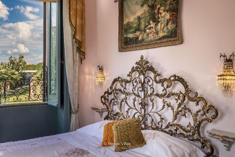 Alexander Art Nouveau Suites - Oda