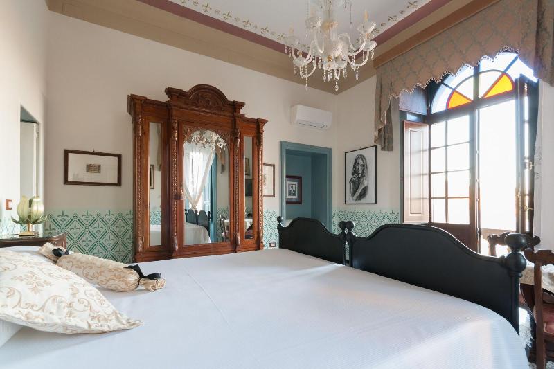 Alexander Art Nouveau Suites - Oda