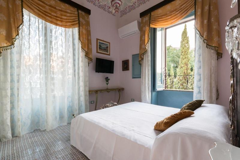 Alexander Art Nouveau Suites - Oda