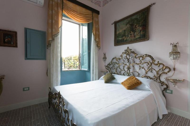 Alexander Art Nouveau Suites - Oda