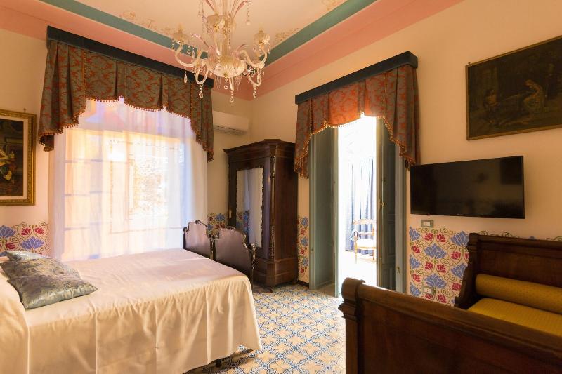 Alexander Art Nouveau Suites - Oda