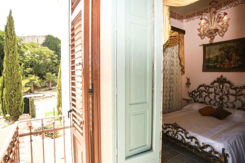 Alexander Art Nouveau Suites - Oda