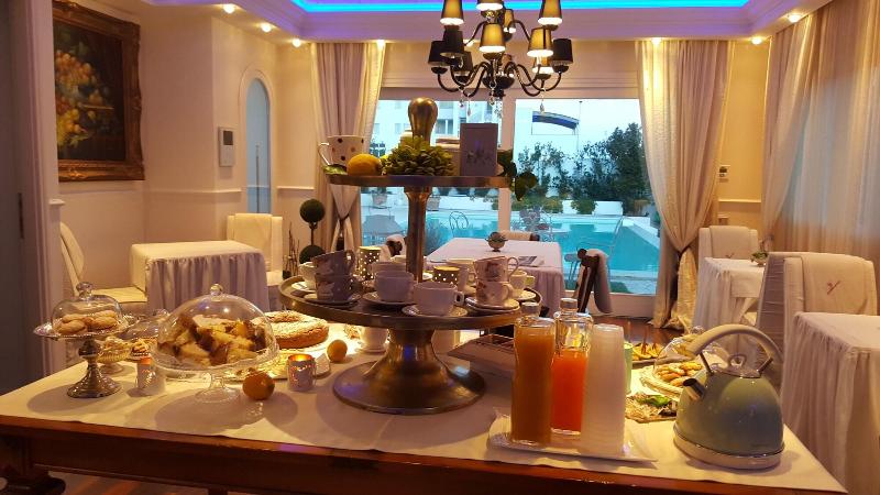 White House Luxury Hospitality - Bar
