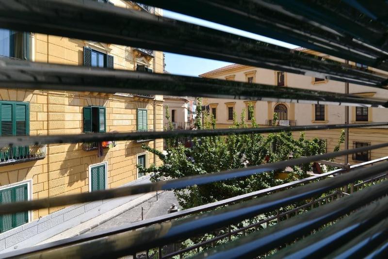 Santi E Saraceni - Oda