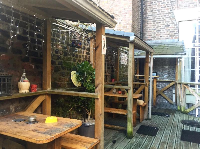 Embassie Backpackers Liverpool - Teras