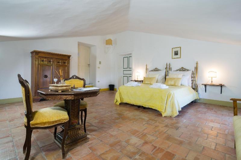 Castello Di Serragiumenta - Oda