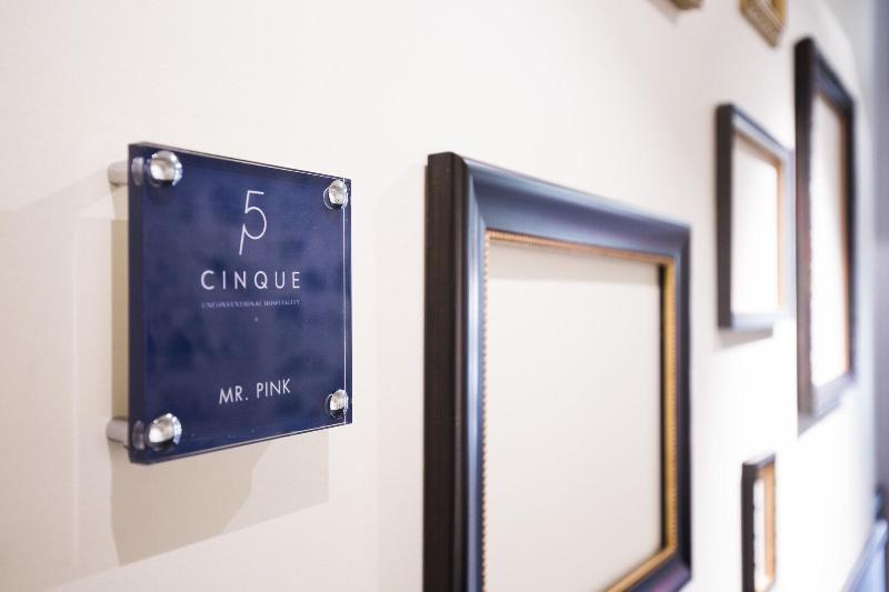 Cinque Luxury Rooms - Lobi