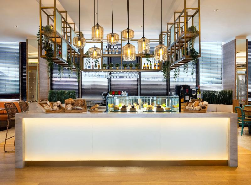 Hilton Garden Inn Jakarta Taman Palem - Bar