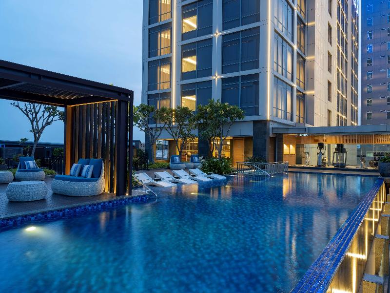 Hilton Garden Inn Jakarta Taman Palem - Havuz