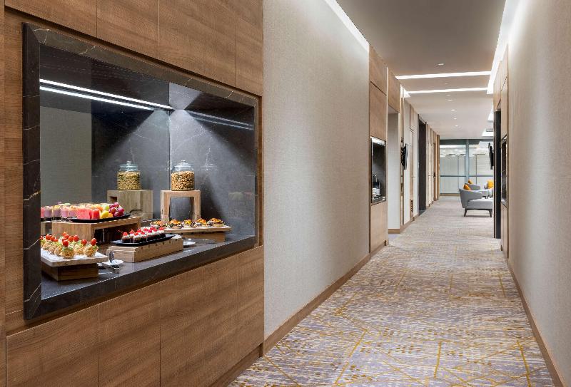Hilton Garden Inn Jakarta Taman Palem - Restoran
