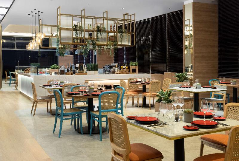 Hilton Garden Inn Jakarta Taman Palem - Restoran