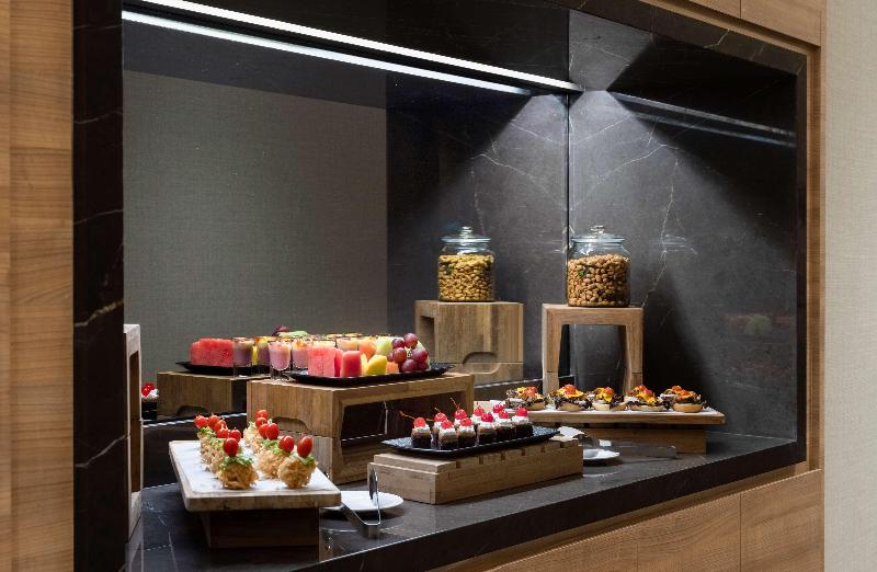 Hilton Garden Inn Jakarta Taman Palem - Restoran