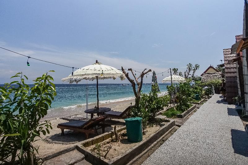 Road Beach Villa by ZUZU - Teras