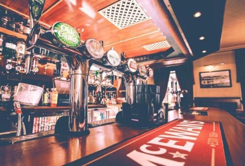 Burnett Arms Hotel - Bar