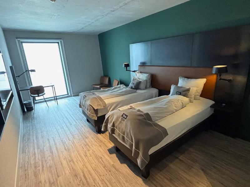 Holiday Inn - the niu, Fender Amsterdam - Oda