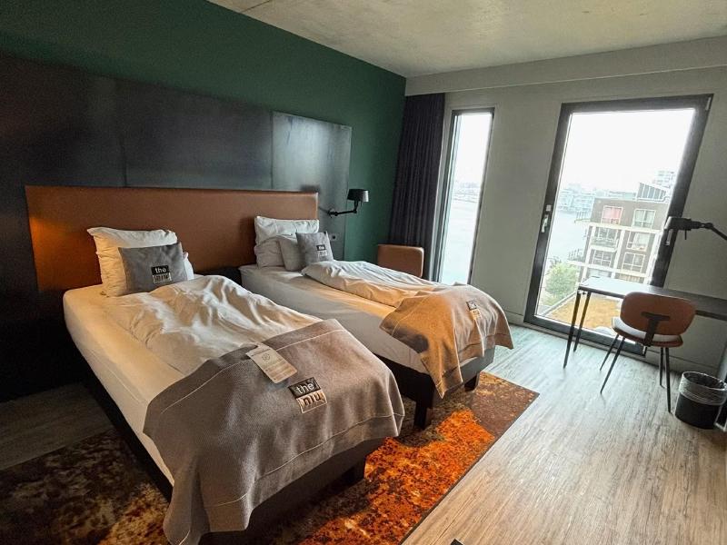 Holiday Inn - the niu, Fender Amsterdam - Oda