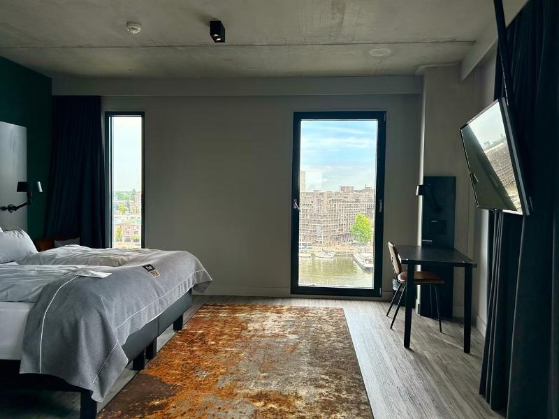 Holiday Inn - the niu, Fender Amsterdam - Oda