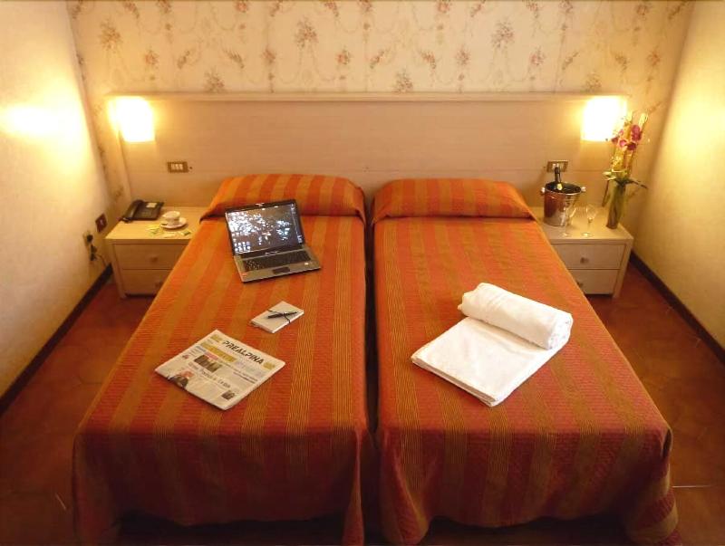 Hotel Montecarlo - Oda