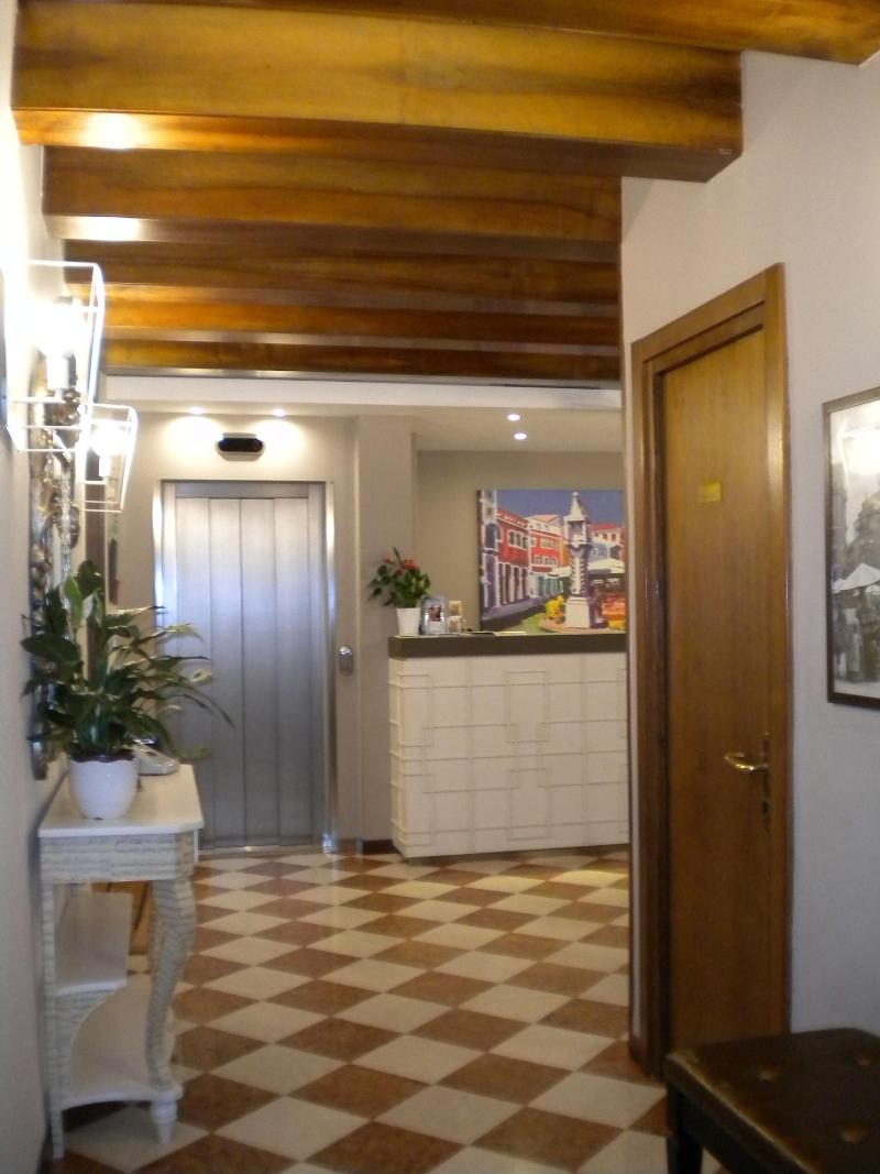 Hotel Aurora - Lobi