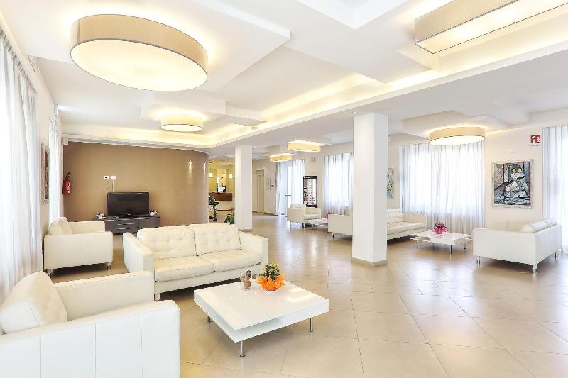 Hotel La Pineta - Lobi