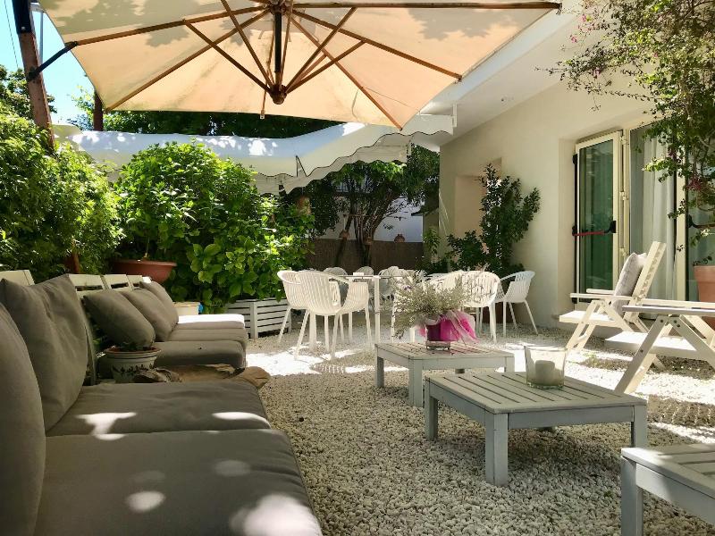 Petit Hotel - Genel