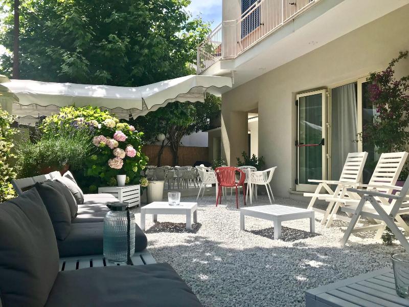 Petit Hotel - Genel