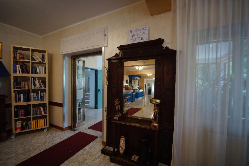 King Hotel - Lobi