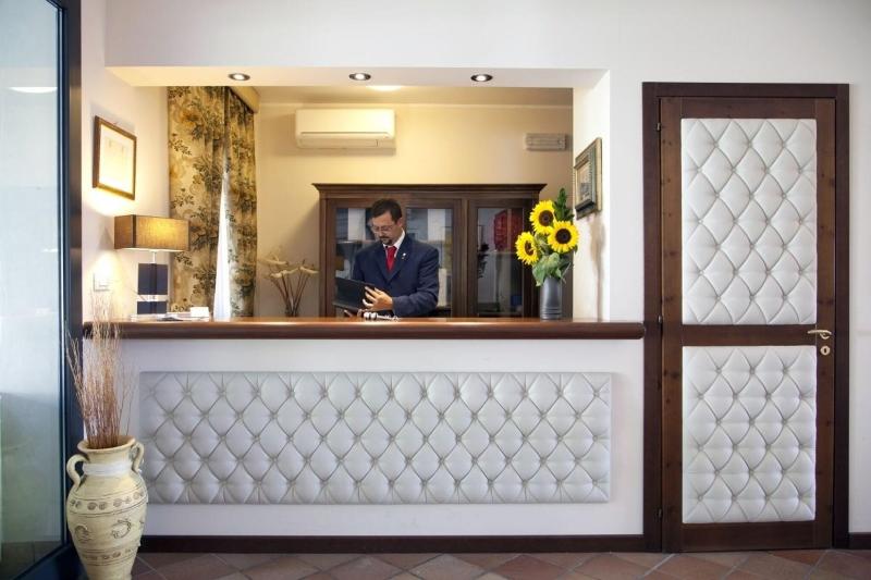 Queen Hotel - Lobi