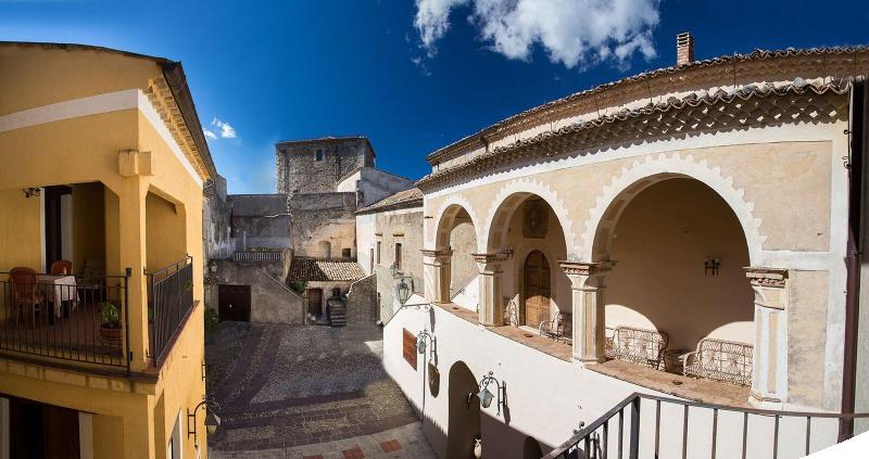 Castello Di Altomonte - Genel