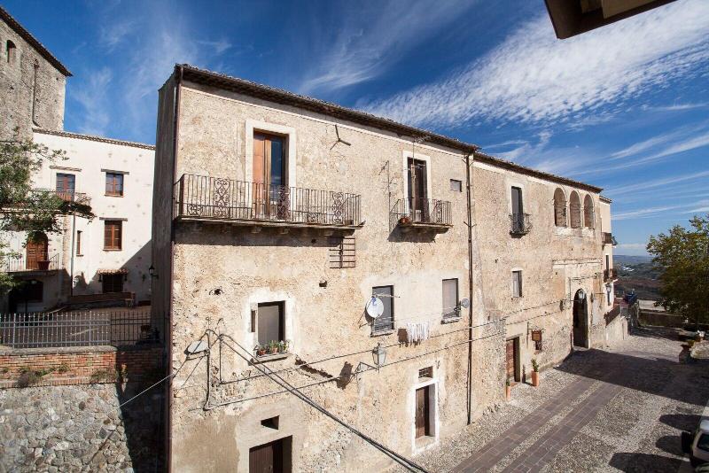 Castello Di Altomonte - Genel