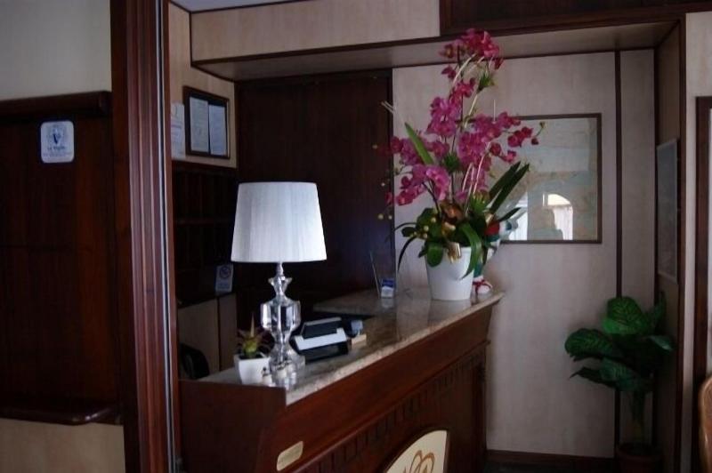 Hotel Riviera - Lobi