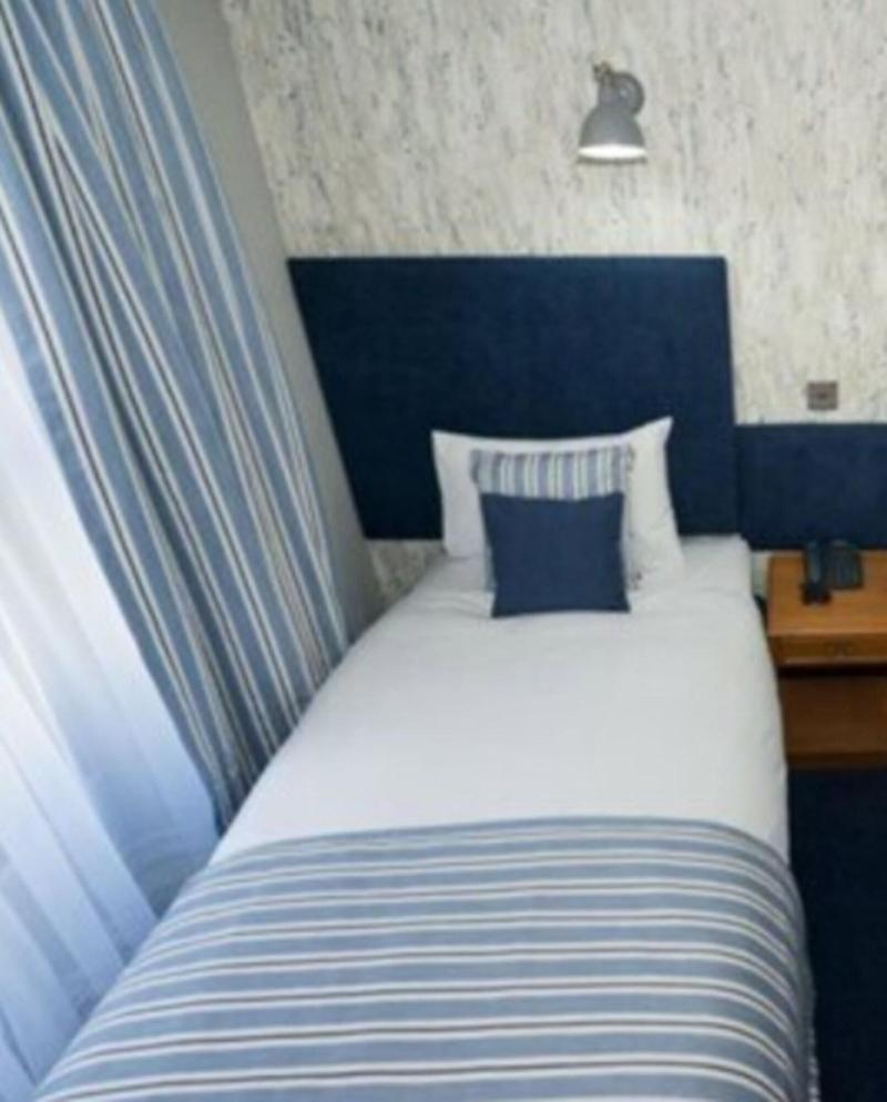 Falcon Hotel - Oda
