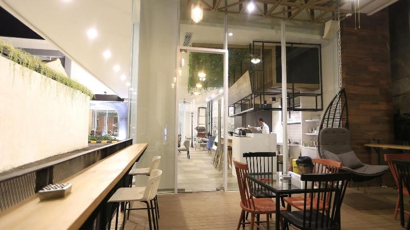 Luminor Hotel Purwokerto - Bar