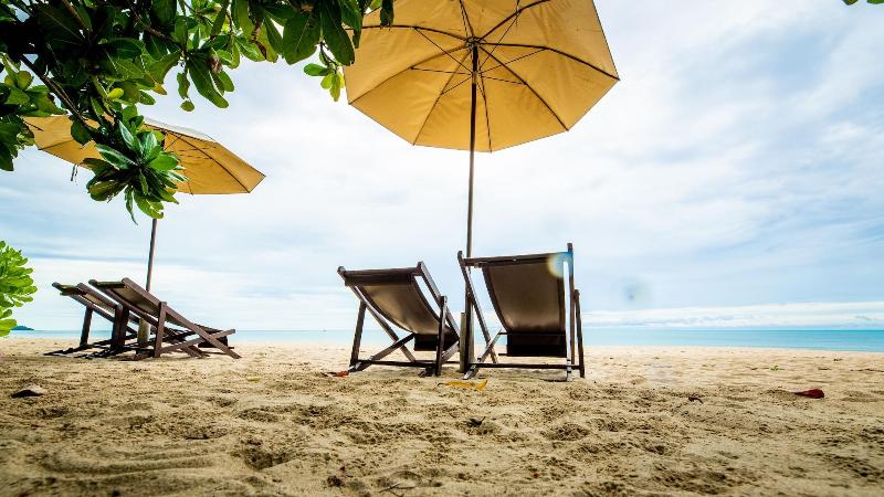 Baan Klang Aow Beach Resort - Plaj