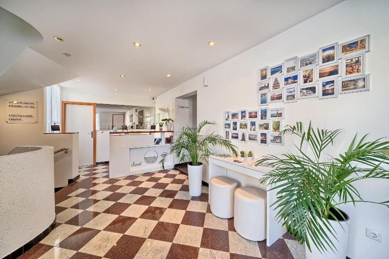Sunset Split Rooms - Lobi