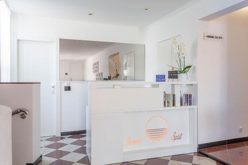 Sunset Split Rooms - Lobi