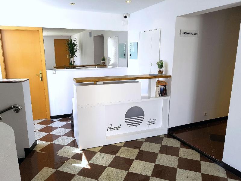 Sunset Split Rooms - Lobi