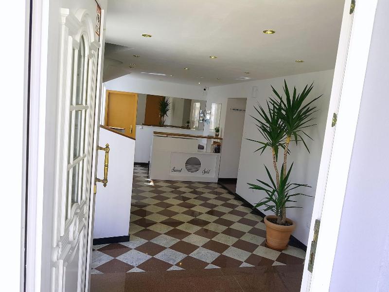 Sunset Split Rooms - Lobi