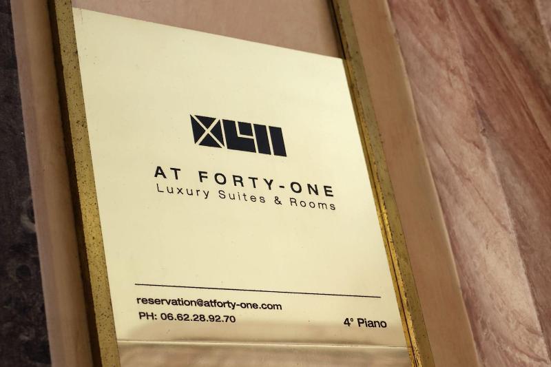 At Forty-One - Lobi