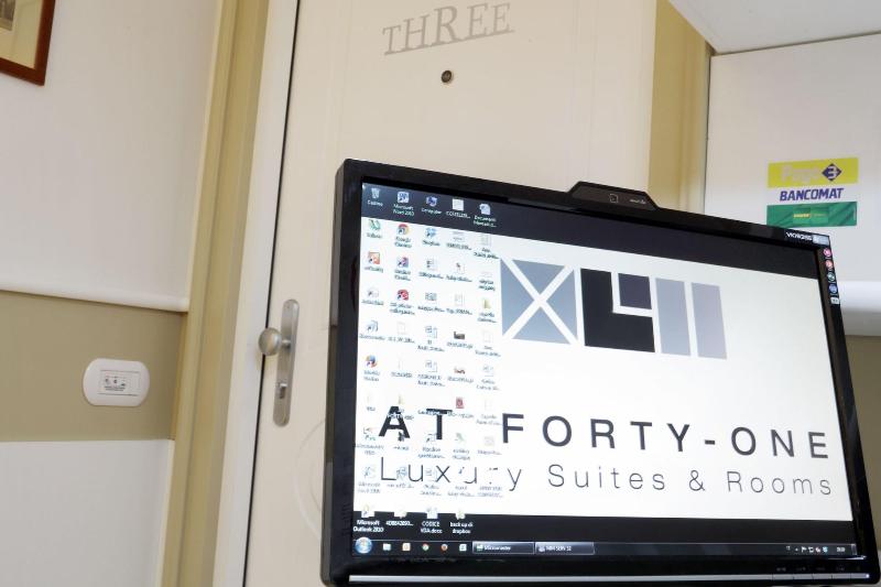 At Forty-One - Lobi
