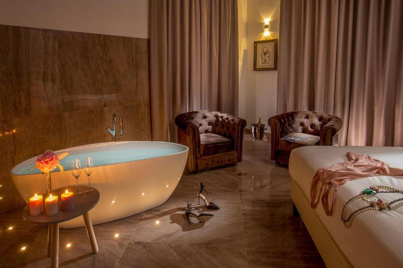 GCF LUXURY SUITES, Guest House - Oda