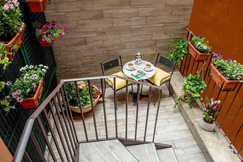 GCF LUXURY SUITES, Guest House - Restoran