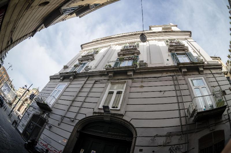B&B Le 4 Stagioni Dante's Suites - Genel